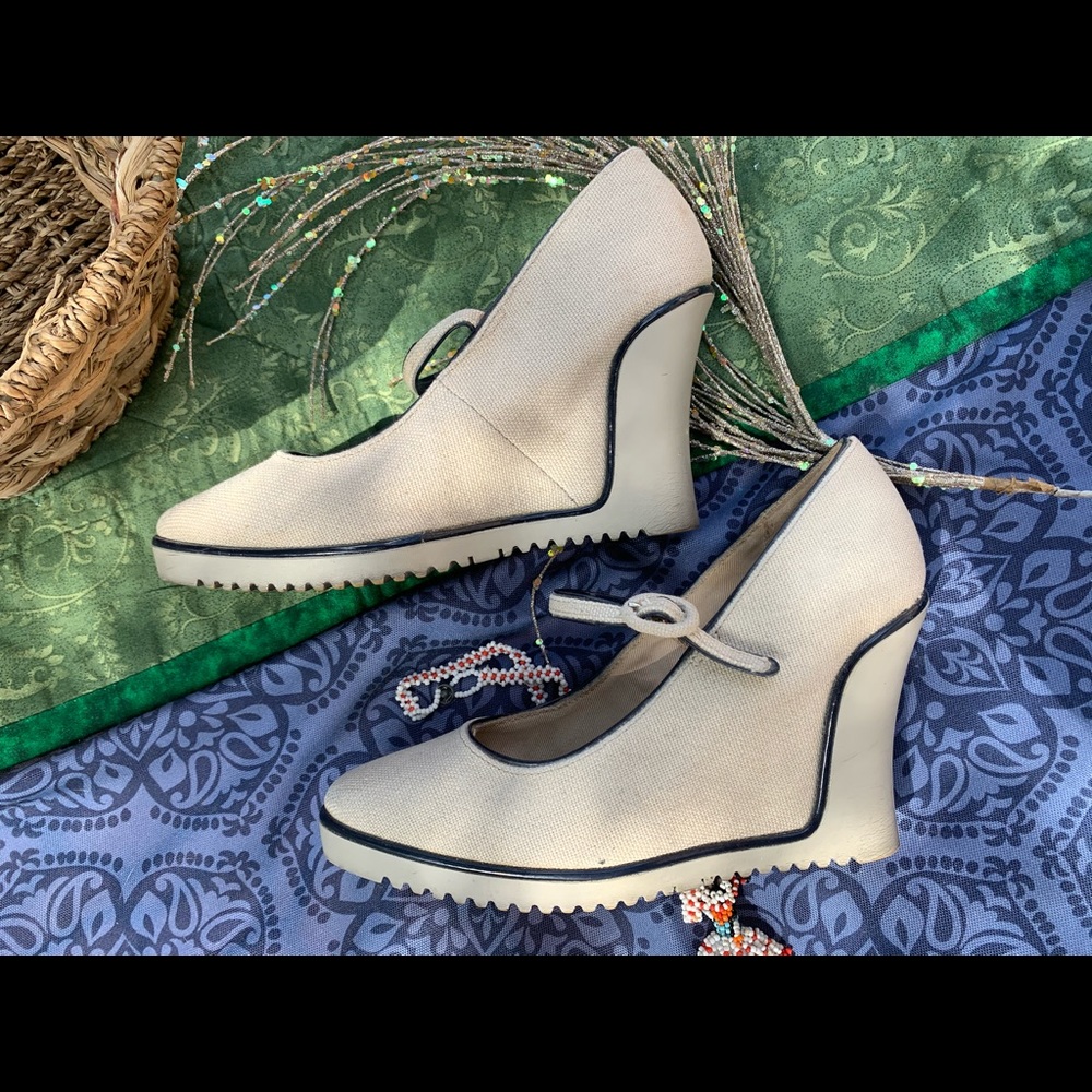Size 6 1\2 Isabel Toledo Wedge heel